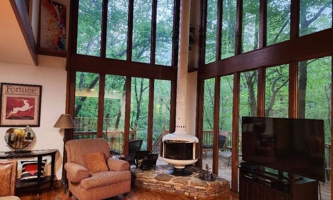Marietta House | Charming Spacious Chalet Creek Side Corporate Renting in Marietta