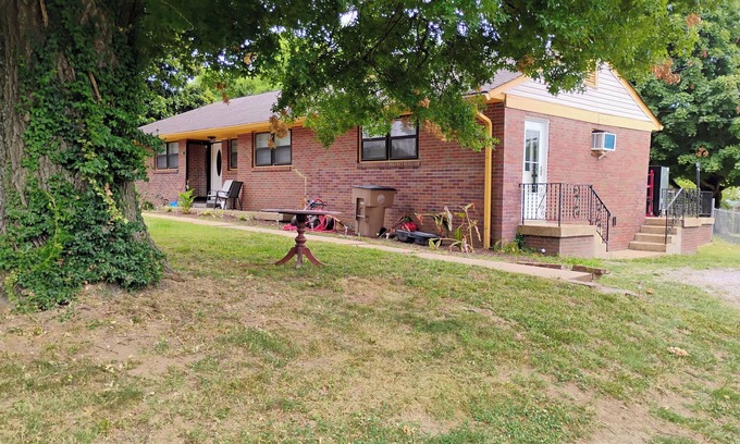 Nashville Apartment | Charming spacious guest room.Private entrance,parking,Wifi,bathroom,kitchenette.