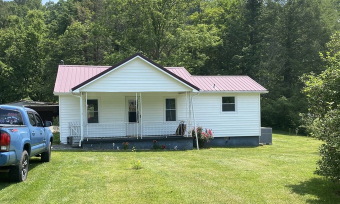 Elizabethton Other | Charming Stoney Creek Country Farm House in the heart of Stoney Creek