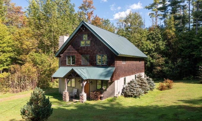 South Londonderry House | Charming Stratton 4BR Chalet - a cozy ski retreat and family getaway!