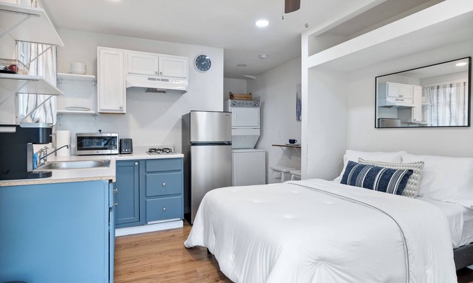 Modesto House | Charming studio-bungalow in Modesto with WiFi, AC. Near Hospitals & Downtown