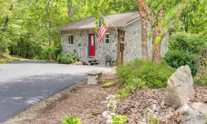 Murphy Apartment | Charming Studio Cottage in Brasstown: Secluded Gem