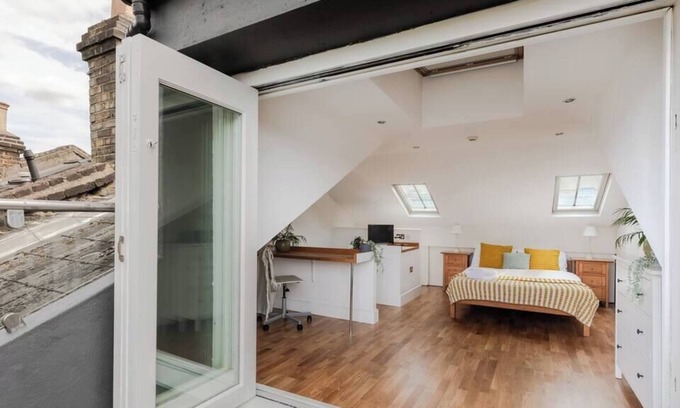 South Hampstead Apartment | Charming studio with balcony in St John's Wood