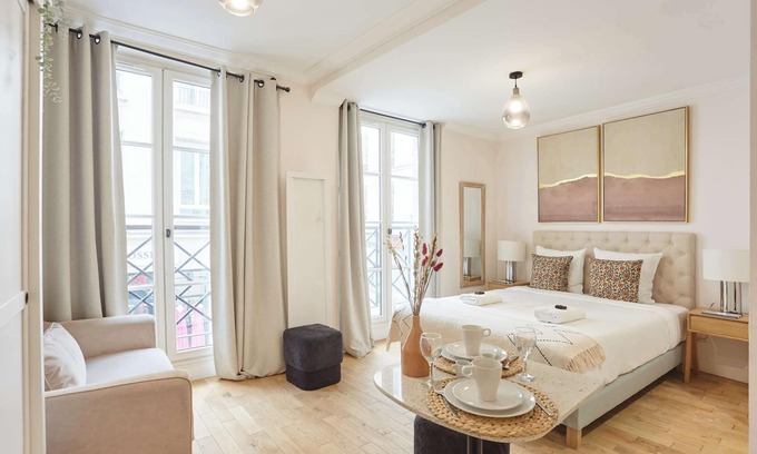 Quartier du Mail Apartment | Charming Studio in the Center of Paris