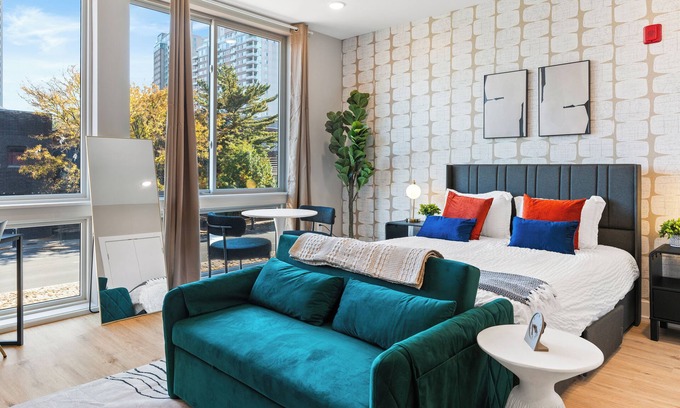 Northern Liberties Apartment | Charming Studio w/Breathtaking Pier & Bridge Views