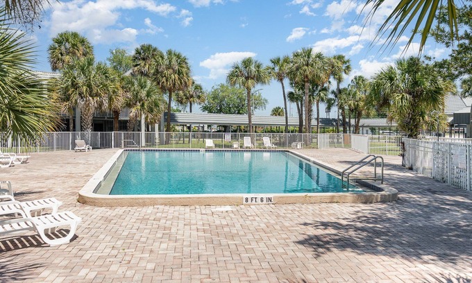 Magic Landings House | Charming Suite: Smart TV, Modern Amenities & Pool Access