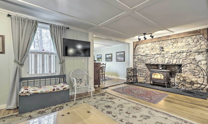 North Sutton Cottage | Charming Sutton Cottage: Walk to Lake & Farm!