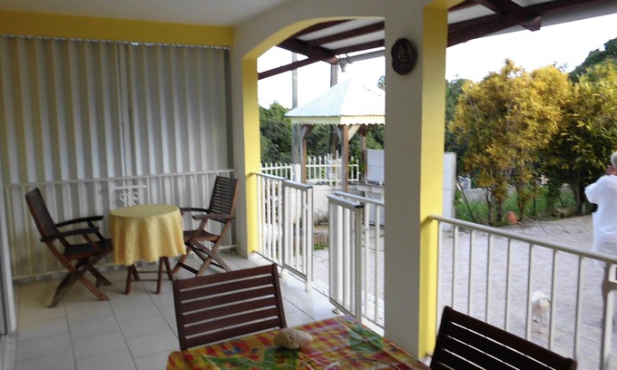 Sainte-Anne Villa | Charming T2 ' Le Colibri ' garden floor with flowers and all comforts in Ste Anne Wifi