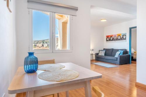 Zaidin Apartment | Charming Top-floor With Balcony