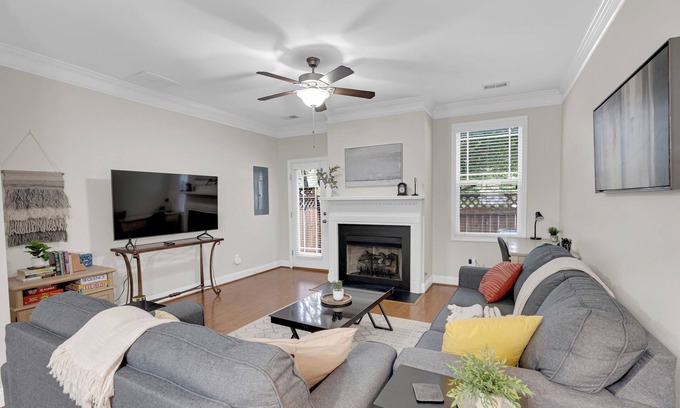 Columbia House | Charming Townhome,PRIME LOCATION,Historic,Mins to USC,TVs,Parking,Fireplace,W/D