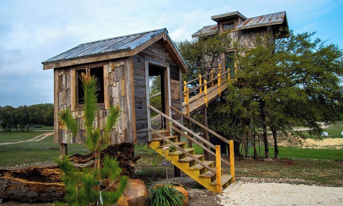 Lampasas Cabin | Charming Treehouse Stay Near Lake & Stargazing