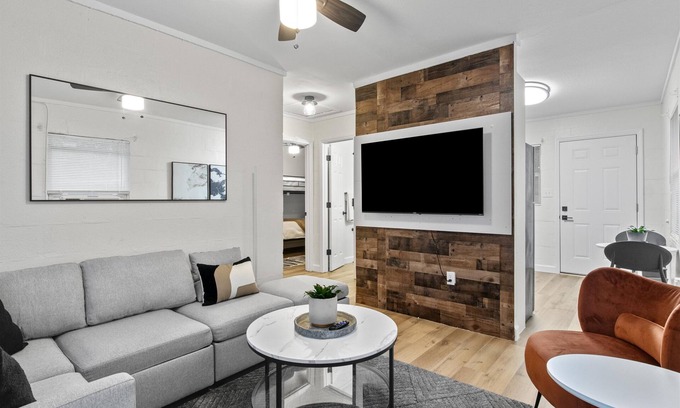 Tallahassee Apartment | Charming Trio Executive Loft with WiFi, centrally located in Tallahassee