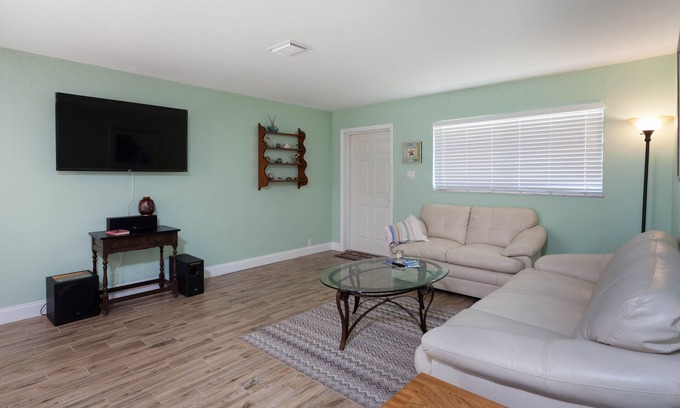Iona Apartment | Charming Tropical Getaway - A Perfect Central Location. Minutes To The Beach