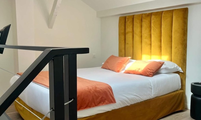 Levallois-Perret Apartment | Charming two - Bedroom Duplex with WiFi & AC Near Paris in Levallois-Perret