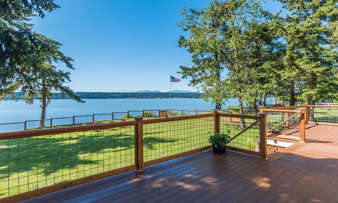 Oak Harbor Cottage | Charming two bedroom seaside cottage on Penn Cove