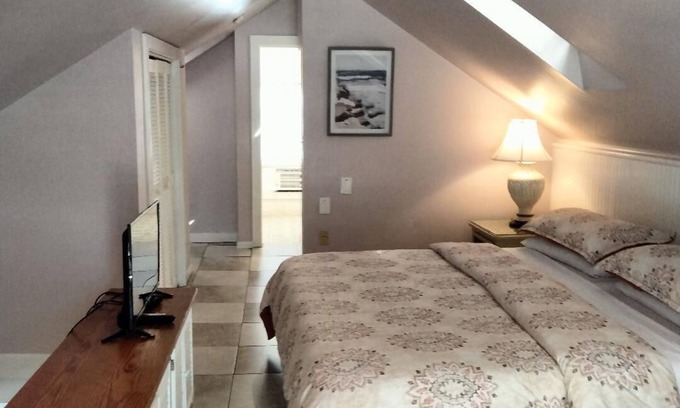 Key West Historic District Bed & Breakfast | Charming two floor 1-bedroom bed & breakfast in fantastic Key West with AC