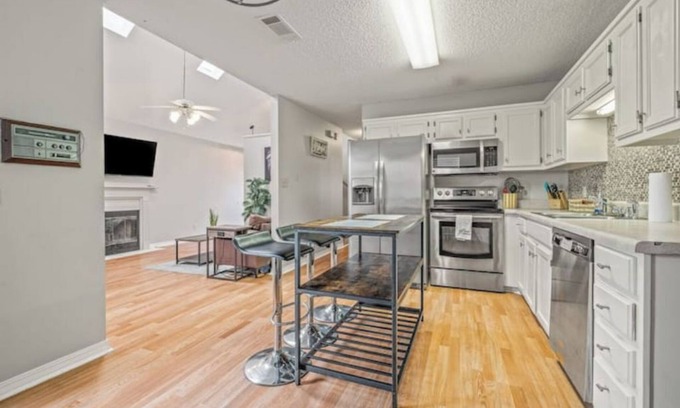 Myrtle Grove House | Charming urban family home near beaches & downtown