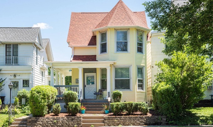 Davenport House | Charming Victorian 2 min downtown, close to Palmer