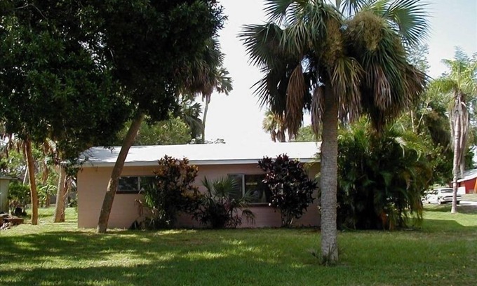 Vero Beach Cottage | CHARMING VINTAGE-RETRO FLORIDA COTTAGE.CAREFREE 'BEACH BLANKET BUNGALOW'