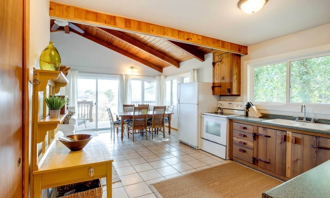 Sunset Beach Cottage | Charming Warrenton Cottage w/Deck < 1 Mi to Beach