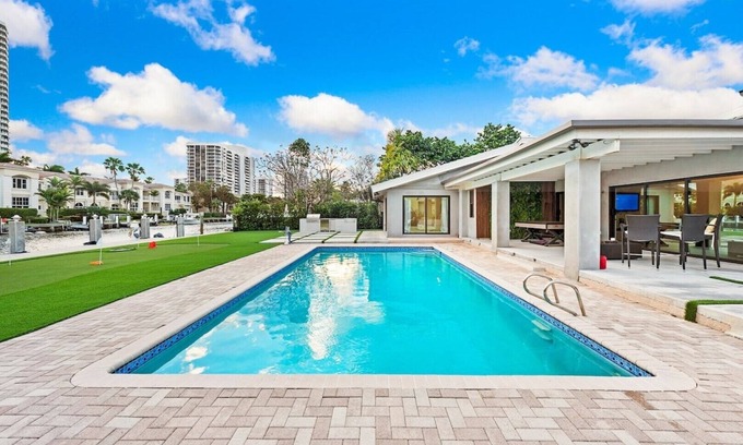 Hollywood South Central Beach Villa | Charming Waterfront 5BR/4BTH Villa North of Miami