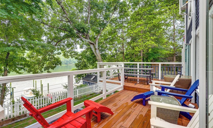 Waterford House | Charming Waterford Home w/Dock on Niantic River!