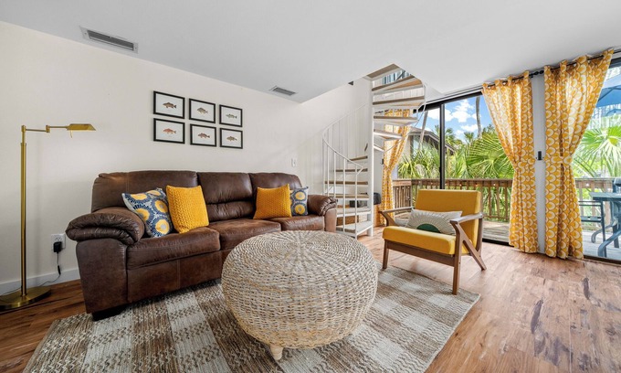Crystal River Condo | Charming Waterfront Retreat - Scalloping - Dock Access - Pool - AC - King Bed!