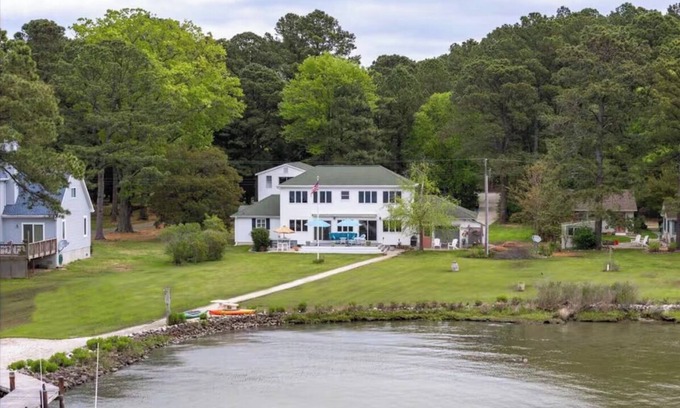 Cambridge House | Charming, waterfront 3-bedroom house in lovely Cambridge with AC, WiFi