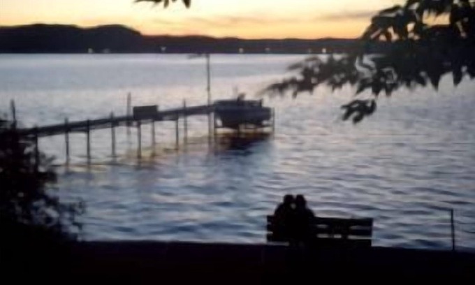 Macatawa House | Charming waterfront cottage right on Lake Macatawa