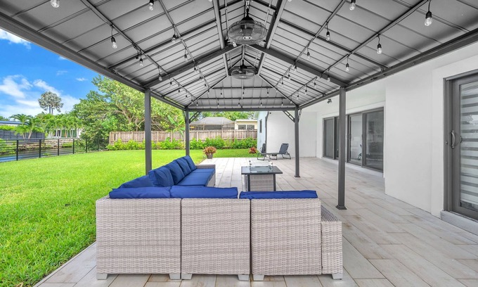 Ojus House | Charming Waterfront in Aventura | Stunning Stay