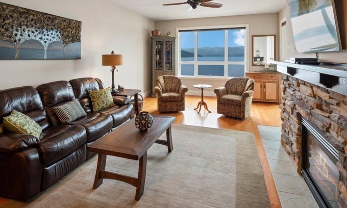 Sandpoint Condo | Charming Waterfront Seasons Condo: Heated pool, hot tub, Spa, Marina, Beach
