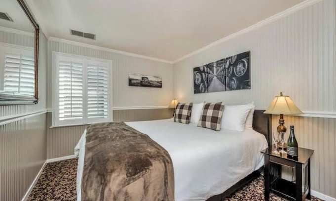Calistoga House | Charming Wine Country Inn, Whole House Rental w/Private Suites, Walk to Wineries