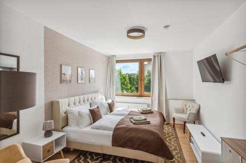 Hamelin Apartment | Charysma - Weserufer, stylish, Schlafzimmer mit Smart-TV, 2 Parkplätze
