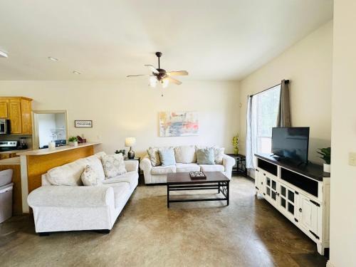 Pine Grove Apartment | Chateau 2