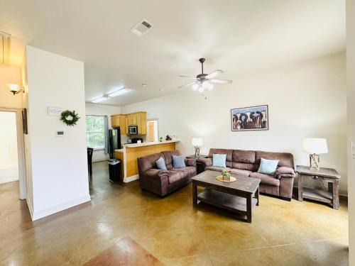 Pine Grove Apartment | Chateau 6
