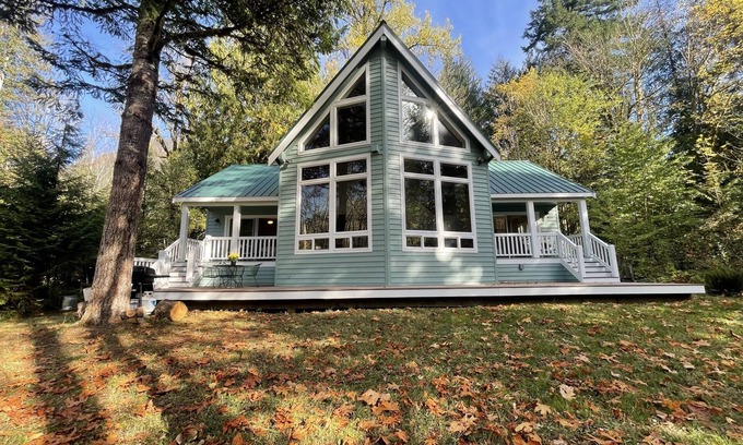 Baring Ski Chalet | Château Baring Riverfront House with hot tub, EV, near Stevens Pass and hiking!