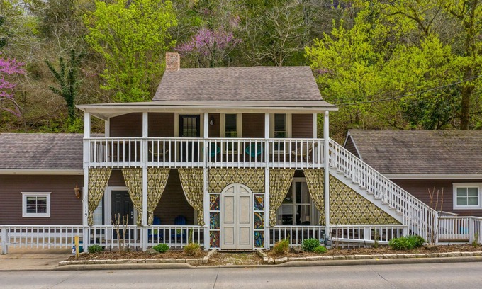 Eureka Springs Historic District Cottage | Chateau Cottage - Entire Chateau