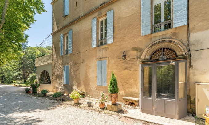 Miramas Apartment | Chateau de Couvent Apartment for 2 people next to the golf course