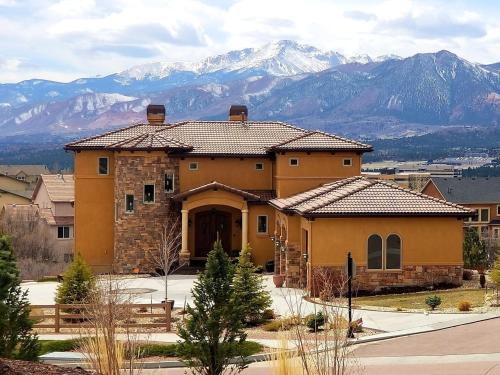 Flying Horse Bed & Breakfast | Chateau du Pikes Peak, a Tuscany Retreat