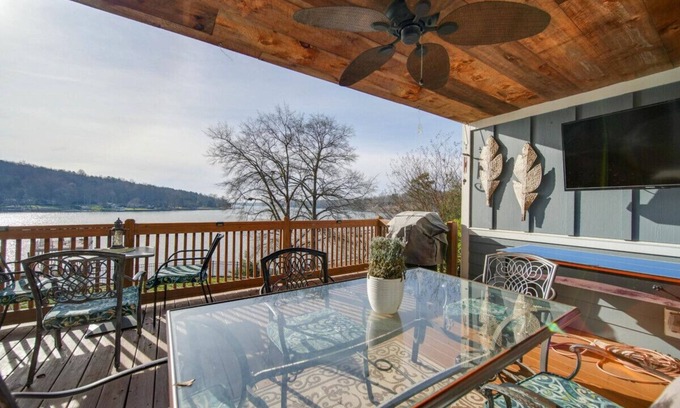 Paw Creek House | Chateau Merlot Lakefront Retreat—USNWC—Boat Rental!