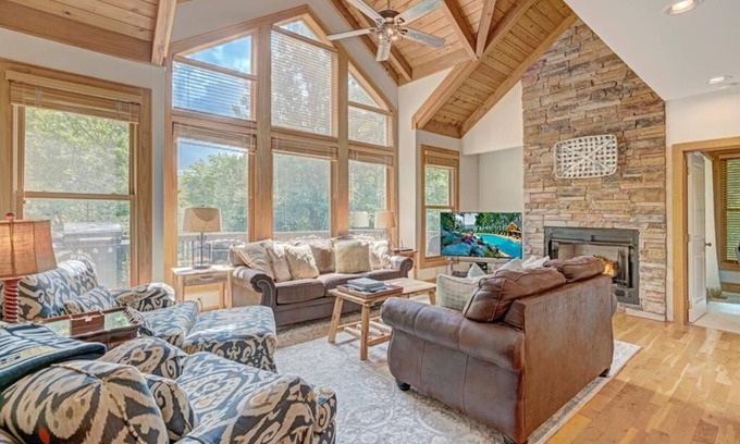 Foscoe House | Chatham Trade- 15% Discount and Hot Tub Fee waived until Mid-February- Luxury House, Mountain Gat.
