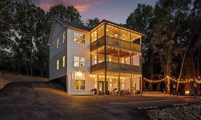 Rossville House | ChattVistas|3Stry|TWOCabins|HotTubs|12bdrm|Slps30+