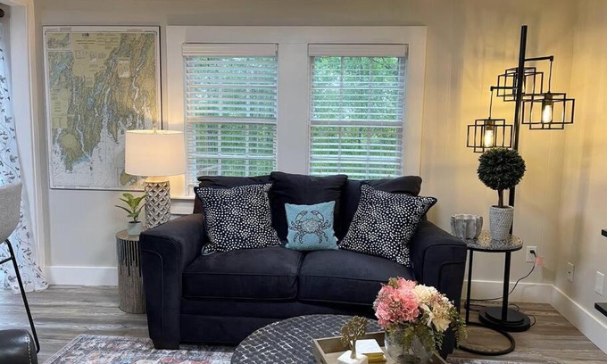 Edgecomb House | Cheerful 1 Bedroom Cottage Close to Everything 2