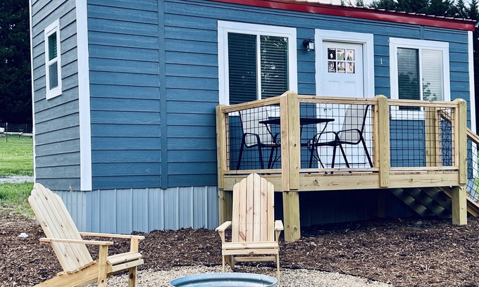 Skyland House | Cheerful 1-bedroom Tiny Home in South Asheville