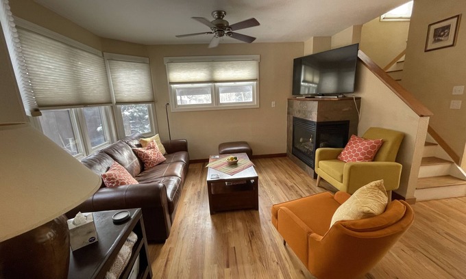 Downtown Condo | Cheerful 2 Bdrm/1.5 Bath Pearl St. Condo