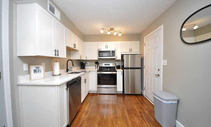 St. Charles Historic District House | Cheerful 2-Bed Townhome Near Park w Garage Parking