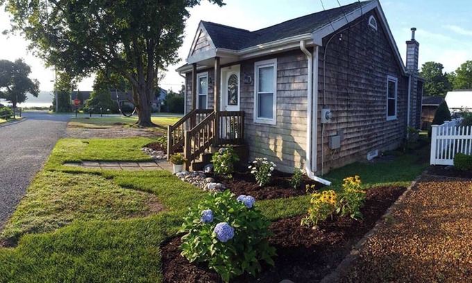 South Kingstown House | Cheerful 2 Bedroom Cottage