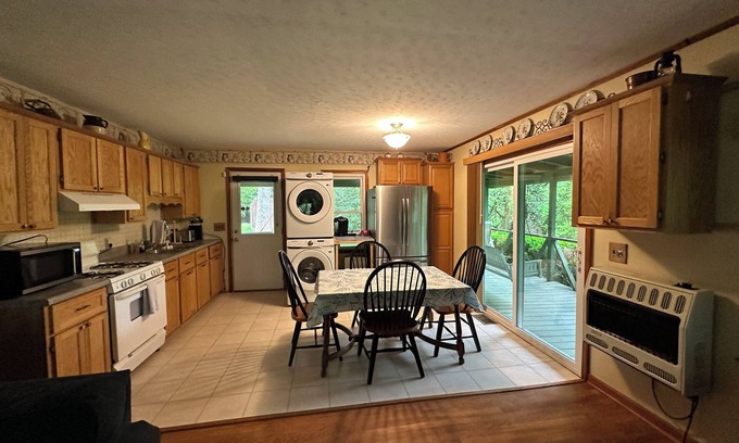 Franklin House | Cheerful 2 bedroom home in private setting!