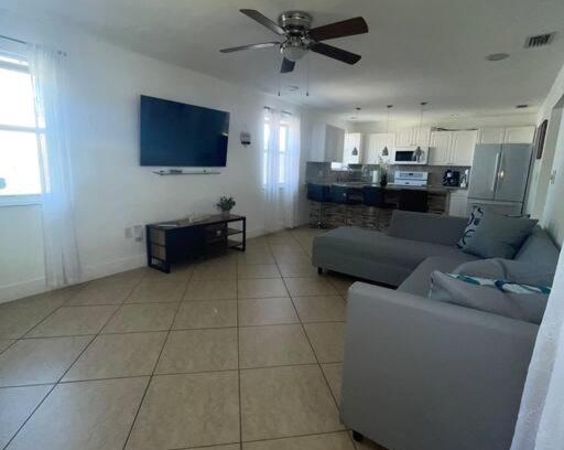 Westwood Lakes House | Cheerful 2 bedroom home in the best area of Miami