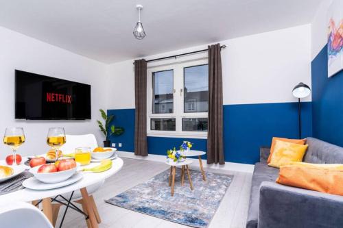 Glasgow Apartment | Cheerful 2 Bedroom Homely Apartment, Sleeps 4 Guest Comfy, 1x Double Bed, 2x Single Beds, Free Parking, Free WiFi, Suitable For Business, Leisure Guest, Contractors, QE Hospital, Glasgow, Near Airport & City Centre